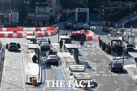  '시내버스 파업' 한산한 버스 정류장과 북적이는 택시 승강장 [포토]