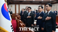  국기에 대한 경례하는 김민석 국무총리 [포토]