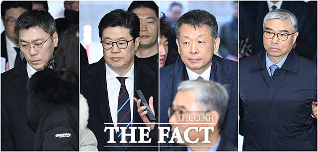 '홈플러스 사태'로 특정경제범죄가중처벌법상 사기 및 자본시장법 위반 혐의를 받는 김정환 MBK파트너스 부사장과 김병주 MBK파트너스 회장, 김광일 MBK파트너스 부회장 겸 홈플러스 대표, 이성진 홈플러스 전무(왼쪽부터)가 13일 오전 서울 서초구 서울중앙지방법원에서 열린 구속 전 피의자 심문(영장실질심사)에 출석하고 있다. /박헌우 기자