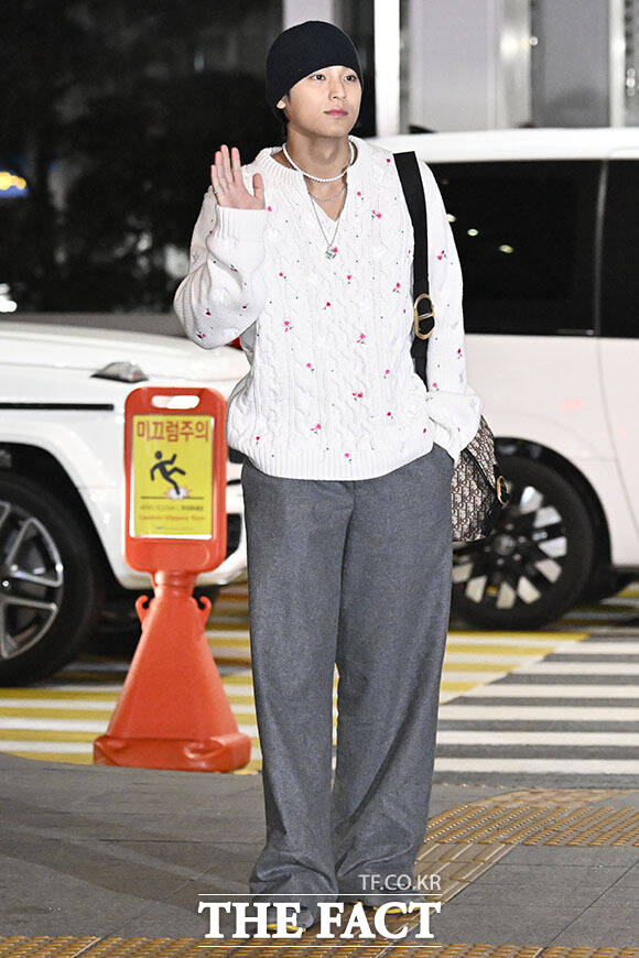 포즈를 취하고 있는 민규.