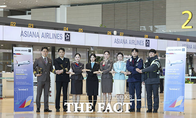 아시아나항공이 인천국제공항 제2터미널로 이전 운항을 개시한 14일 오전 인천국제공항 2터미널에서 대한항공과 아시아나항공 임직원들이 기념촬영을 하고 있다. /인천국제공항=남윤호 기자
