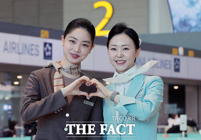 하트 그리는 아시아나항공과 대한항공 승무원.