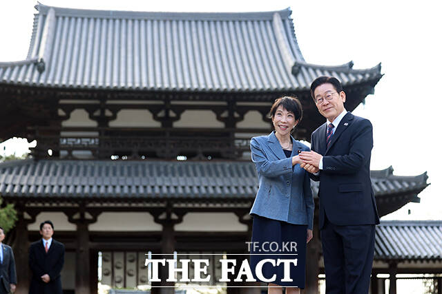 이재명 대통령(오른쪽)과 다카이치 사나에 일본 총리가 14일(현지시간) 나라현의 대표 문화유적지인 호류지에서 열린 친교 행사에서 기념촬영을 하고 있다. /나라=뉴시스