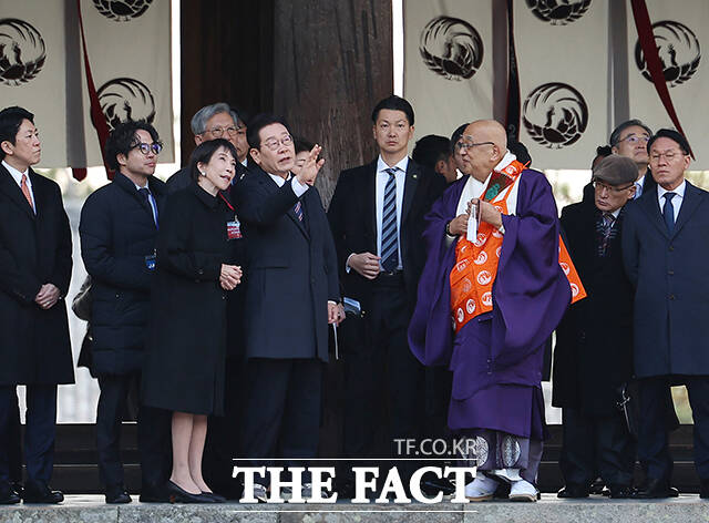 이재명 대통령(오른쪽)과 다카이치 사나에 일본 총리가 14일(현지시간) 나라현의 대표 문화유적지인 호류지에서 열린 친교 행사에서 기념촬영을 하고 있다. /나라=뉴시스