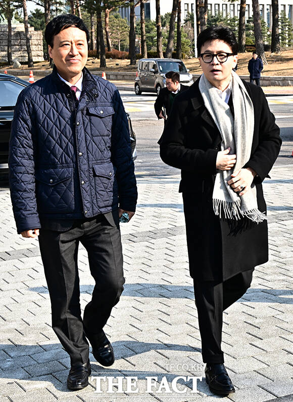 한동훈 국민의힘 전 대표가 14일 오후 서울 여의도 국회 소통관에서 ‘당원게시판 사태’와 관련된 기자회견을 하기 위해 이동하고 있다. /국회=배정한 기자