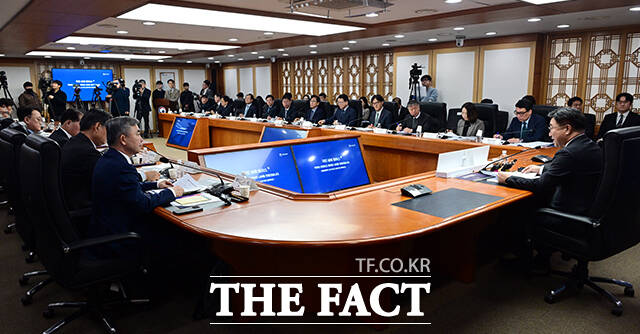 윤호중 행정안전부 장관이 14일 오전 서울 종로구 정부서울청사에서 열린 대한지방행정공제회 등 행안부 소속 청 및 산하기관에 대한 업무보고에 참석해 모두발언을 하고 있다. /임영무 기자