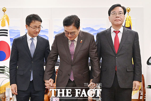 국회 의장실에서 회동 갖는 한병도 더불어민주당 원내대표와 우원식 국회의장, 송언석 국민의힘 원내대표(왼쪽부터).