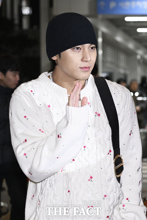 포즈를 취하고 있는 민규.