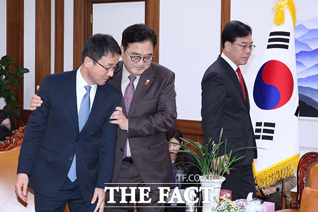 국회 의장실에서 회동 갖는 한병도 더불어민주당 원내대표와 우원식 국회의장, 송언석 국민의힘 원내대표(왼쪽부터).