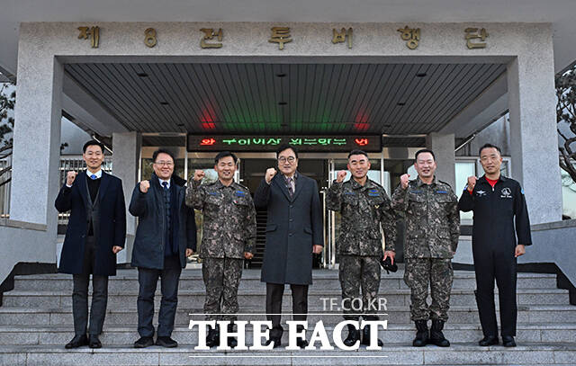 우원식 국회의장이 14일 강원도 원주시 제8전투비행단을 위문 방문, 특수비행팀 블랙이글스의 T-50B에 탑승해 포즈를 취하고 있다. /국회사진기자단