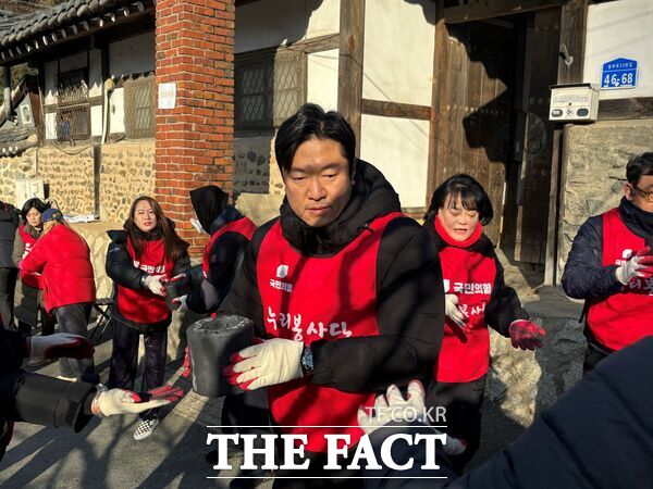국민의힘 대전시당 누리봉사단이 14일 대전 동구 판암동 일대에서 이상래 동구당협위원장을 비롯해 동구 지역 시·구의원, 당원 등 40여 명이 참여해 손에서 손으로 전하는 겨울의 온기를 주제로 연탄 나눔 봉사활동을 진행했다. /국민의힘 대전시당
