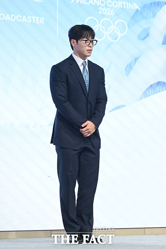 배성재 아나운서와 성승헌 캐스터, 이승훈, 곽윤기, 김아랑, 윤성빈 해설위원(왼쪽부터)이 14일 오후 서울 영등포구 페어몬트 앰배서더 서울 그랜드볼룸에서 열린 JTBC '2026 밀라노 코르티나 동계올림픽' 기자간담회에 참석해 포즈를 취하고 있다. /서예원 기자