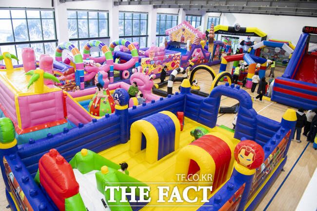 지난해 운영된 에메랄드 키즈카페에서 아이들이 다양한 에어바운스에서 즐거운 시간을 보내는 모습. /울릉군