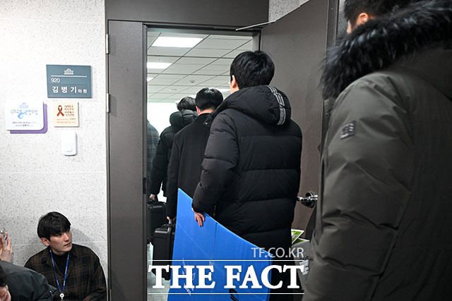 경찰, 김병기 의원 사무실 압수수색 돌입.