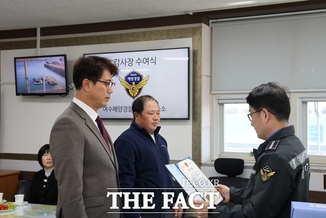 서덕진 누리호 선장과 박양기 견인차량 기사가 13일 여수해양경찰서로부터 해상 추락 차량 구조 협조 공로로 감사장을 받고 있다. /여수해양경찰서