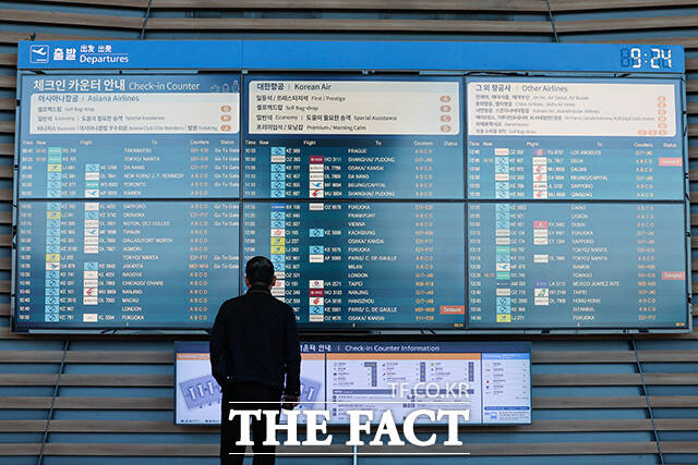 아시아나항공 출국 정보 확인하는 탑승객들. /인천국제공항=남윤호 기자