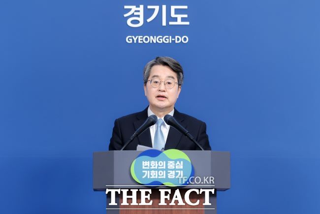 김동연 경기도지사가 14일 도청 브리핑실에서 서울시 시내버스 파업에 따른 경기도 비상수송대책 기자회견을 하고 있다. /경기도