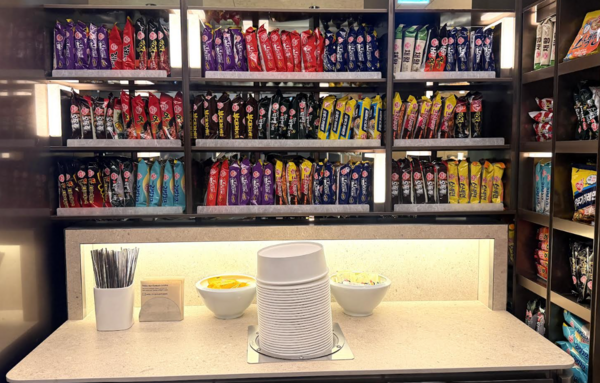 오뚜기는 인천국제공항 제2여객터미널(T2) 내 대한항공 프레스티지 동편 좌측 라운지 리뉴얼 오픈에 맞춰 '라면 라이브러리'에 자사 제품을 공급한다고 14일 밝혔다. /오뚜기