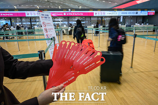 아시아나항공 출국 정보 확인하는 탑승객들. /인천국제공항=남윤호 기자