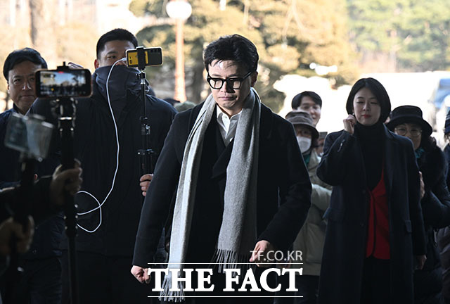 한동훈 전 국민의힘 대표가 14일 오후 서울 여의도 소통관에서 당 윤리위원회가 본인을 제명 결정한 것과 관련해 입장을 밝히기 위해 국회 소통관으로 향하고 있다. /국회=남용희 기자