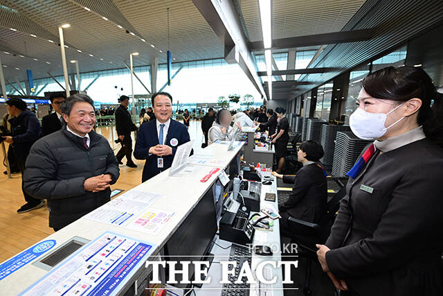 이학재 인천국제공항공사 사장(왼쪽)과 김성무 아시아나항공 인천국제공항서비스 지점장(왼쪽 두 번째)이 14일 오전 인천국제공항 제2터미널에서 새로 이전한 아시아나항공 체크인카운터를 찾아 현장점검 등을 하며 승무원과 대화하고 있다. /인천국제공항=남윤호 기자