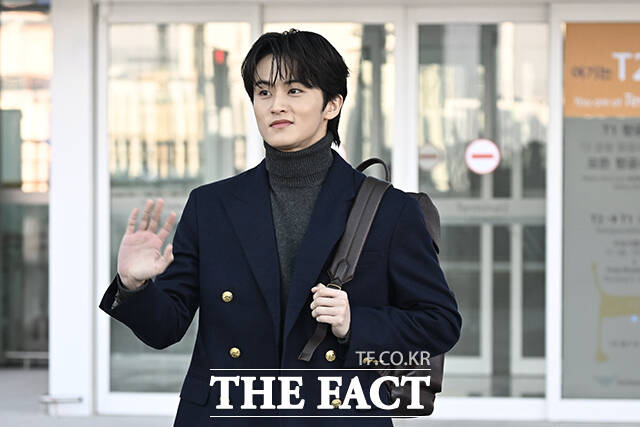 팬들에게 인사를 하는 마크.