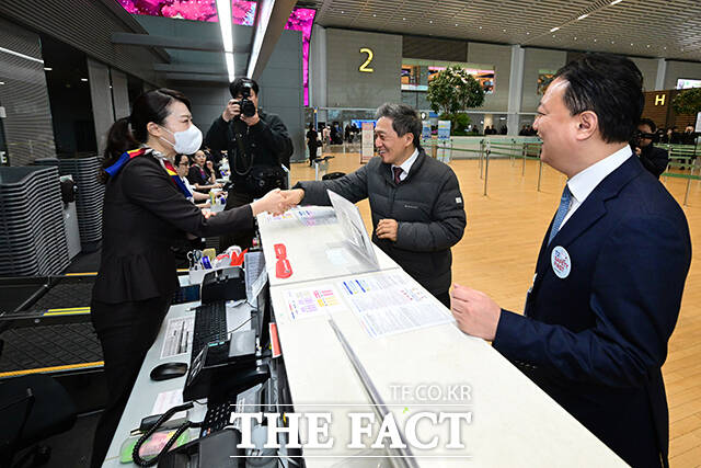 이학재 인천국제공항공사 사장과 김성무 아시아나항공 인천국제공항서비스 지점장. /인천국제공항=남윤호 기자
