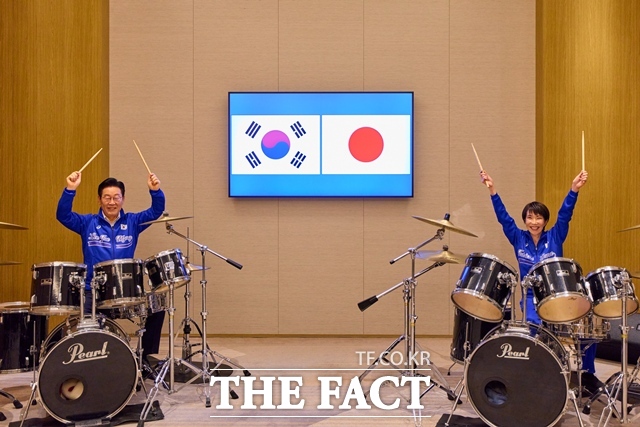 이재명 대통령이 13일(현지시간) 다카이치 사나에 일본 총리와 정상회담을 가진 뒤 환담 자리에서 드럼 합주를 하고 있다. /이 대통령 X