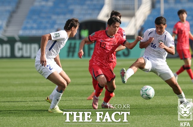 한국 U23 대표팀 김도현이 13일 우즈벡과 조별리그 최종전에서 상대 수비 두 명 사이로 돌파를 시도하고 있다./리야드=KFA