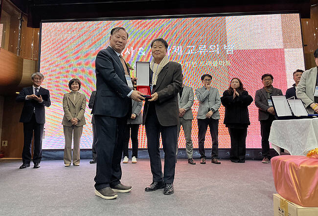 여행사·지자체 관광 교류의 밤에서 김준년 영주문화관광재단 대표이사(오른쪽)가 대한민국 관광발전 공헌 감사패를 받고 있다. /영주시