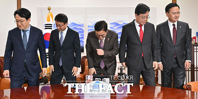 국회 의장실에서 회동 갖는 한병도 더불어민주당 원내대표와 우원식 국회의장, 송언석 국민의힘 원내대표(왼쪽부터).