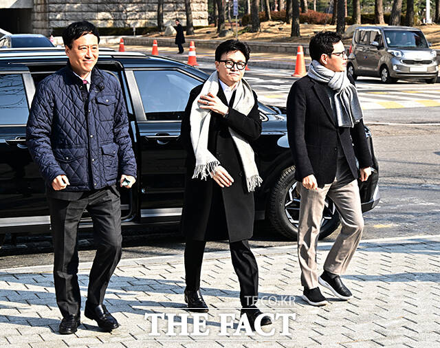 한동훈 국민의힘 전 대표가 14일 오후 서울 여의도 국회 소통관에서 ‘당원게시판 사태’와 관련된 기자회견을 하기 위해 이동하고 있다. /국회=배정한 기자