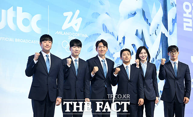 배성재 아나운서와 성승헌 캐스터, 이승훈, 곽윤기, 김아랑, 윤성빈 해설위원(왼쪽부터)이 14일 오후 서울 영등포구 페어몬트 앰배서더 서울 그랜드볼룸에서 열린 JTBC '2026 밀라노 코르티나 동계올림픽' 기자간담회에 참석해 포즈를 취하고 있다. /서예원 기자