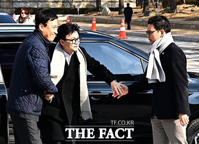 한동훈 국민의힘 전 대표가 14일 오후 서울 여의도 국회 소통관에서 ‘당원게시판 사태’와 관련된 기자회견을 하기 위해 이동하고 있다. /국회=배정한 기자