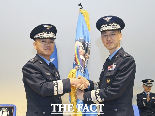 김승한 제37대 제3훈련비행단장(오른쪽)이 김성중 제36대 제3훈련비행단장(왼쪽)으로부터 부대 지휘권을 상징하는 부대기를 이양받고 있다. /제3훈련비행단
