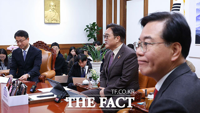 국회 의장실에서 회동 갖는 한병도 더불어민주당 원내대표와 우원식 국회의장, 송언석 국민의힘 원내대표(왼쪽부터).