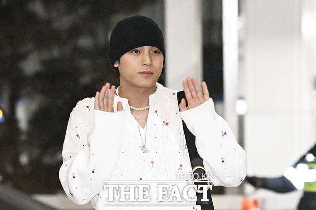 그룹 세븐틴 민규가 '디올 여름 26 컬렉션 K11 뮤제아 팝업 이벤트' 참석을 위해 14일 오전 인천국제공항을 통해 홍콩으로 출국하고 있다. /인천국제공항=송호영 기자