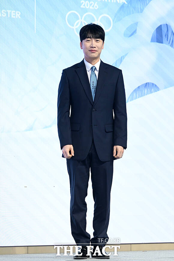 배성재 아나운서와 성승헌 캐스터, 이승훈, 곽윤기, 김아랑, 윤성빈 해설위원(왼쪽부터)이 14일 오후 서울 영등포구 페어몬트 앰배서더 서울 그랜드볼룸에서 열린 JTBC '2026 밀라노 코르티나 동계올림픽' 기자간담회에 참석해 포즈를 취하고 있다. /서예원 기자