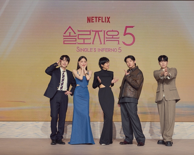 가수 규현, 배우 이다희, 방송인 홍진경 덱스, 가수 한해(왼쪽부터)가 넷플릭스 새 예능 '솔로지옥5'에서 차진 리액션으로 재미를 끌어올릴 예정이다. /넷플릭스