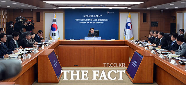 윤호중 행정안전부 장관이 14일 오전 서울 종로구 정부서울청사에서 열린 대한지방행정공제회 등 행안부 소속 청 및 산하기관에 대한 업무보고에 참석해 모두발언을 하고 있다. /임영무 기자