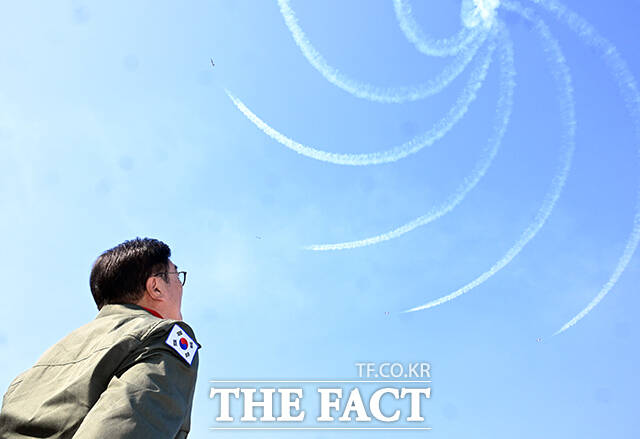 우원식 국회의장이 14일 강원도 원주시 제8전투비행단을 위문 방문, 특수비행팀 블랙이글스의 T-50B에 탑승해 포즈를 취하고 있다. /국회사진기자단