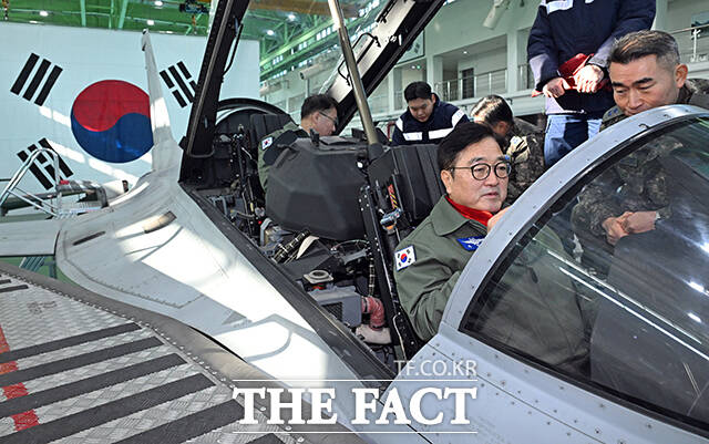 우원식 국회의장이 14일 강원도 원주시 제8전투비행단을 위문 방문, 특수비행팀 블랙이글스의 T-50B에 탑승해 포즈를 취하고 있다. /국회사진기자단