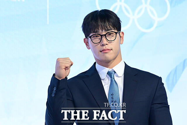 배성재 아나운서와 성승헌 캐스터, 이승훈, 곽윤기, 김아랑, 윤성빈 해설위원(왼쪽부터)이 14일 오후 서울 영등포구 페어몬트 앰배서더 서울 그랜드볼룸에서 열린 JTBC '2026 밀라노 코르티나 동계올림픽' 기자간담회에 참석해 포즈를 취하고 있다. /서예원 기자