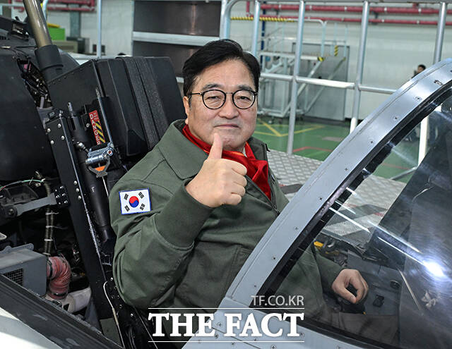 우원식 국회의장이 14일 강원도 원주시 제8전투비행단을 위문 방문, 특수비행팀 블랙이글스의 T-50B에 탑승해 포즈를 취하고 있다. /국회사진기자단