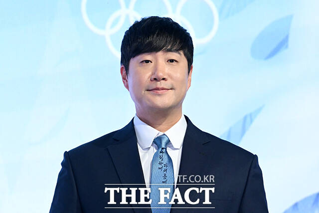 배성재 아나운서와 성승헌 캐스터, 이승훈, 곽윤기, 김아랑, 윤성빈 해설위원(왼쪽부터)이 14일 오후 서울 영등포구 페어몬트 앰배서더 서울 그랜드볼룸에서 열린 JTBC '2026 밀라노 코르티나 동계올림픽' 기자간담회에 참석해 포즈를 취하고 있다. /서예원 기자