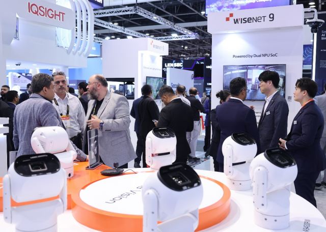 한화비전은 12~14일 아랍에미리트(UAE) 두바이에서 열린 보안 전시회 '인터섹(Intersec) 2026'에 참가해 '비욘드 이미징, 비욘드 인텔리전스(Beyond Imaging, Beyond Intelligence)'를 주제로 회사의 최신 기술들을 소개했다. /한화비전