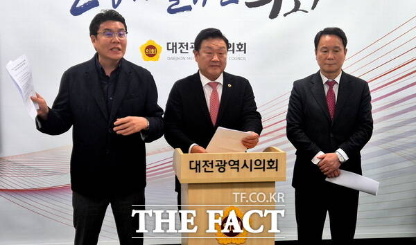대전시의회 국민의힘 소속 의원들이 14일 대전시의회 기자실에서 기자회견을 열고 유등교 가설교 복공판 시험 결과에 대해 설명하고 있다. /정예준 기자