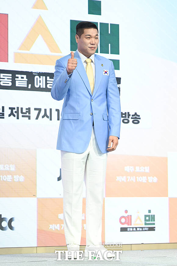 방송인 안정환과 수영선수 박태환, 방송인 서장훈, 양궁선수 기보배, 농구선수 하승진, 축구선수 김영광, 테니스선수 이형택, 야구선수 윤석민(왼쪽부터)이 14일 오후 서울 영등포구 페어몬트 앰배서더 서울 그랜드볼룸에서 열린 JTBC 새 예능프로그램 '예스맨' 제작발표회에 참석해 포즈를 취하고 있다. /서예원 기자