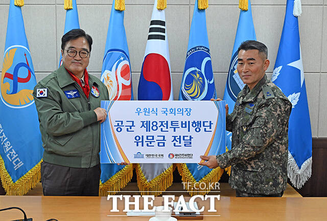 우원식 국회의장이 14일 강원도 원주시 제8전투비행단을 위문 방문, 특수비행팀 블랙이글스의 T-50B에 탑승해 포즈를 취하고 있다. /국회사진기자단