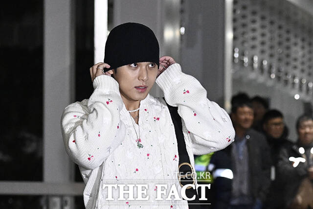 포즈를 취하고 있는 민규.